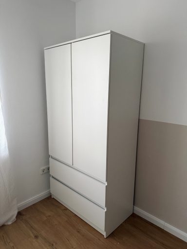 Weißer Kleiderschrank mit zwei Türen und zwei Schubladen, aufgebaut von Service Naber Amberg in Ammerthal