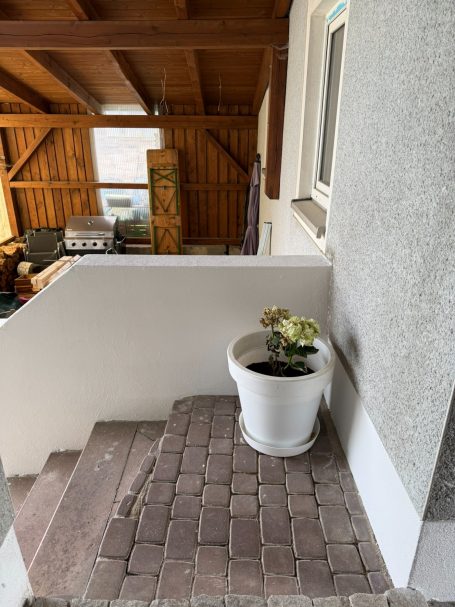 Vorher Ausgangssituation vor der Montage eines dekorativen Sichtschutz-Zauns in Ammerthal