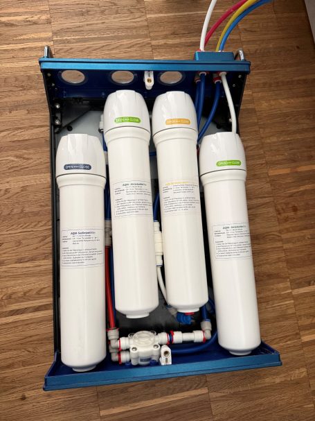 Osmoseanlage Filterwechsel Osmoseanlage mit eingesetzten Filtern nach dem fachgerechten Filterwechsel durch Service Naber in Amberg.