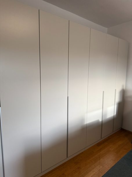 Fertig Fertig aufgebauter moderner Kleiderschrank in Hahnbach