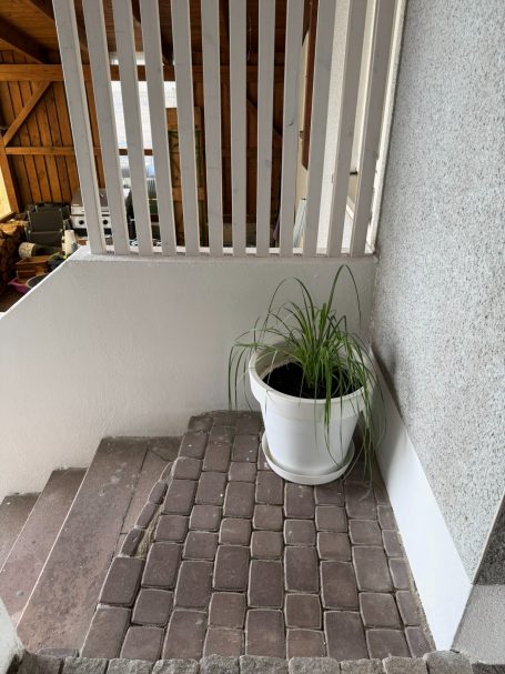 Nachher Maßgefertigte Holz-Zaunkonstruktion bei Montage durch Service Naber