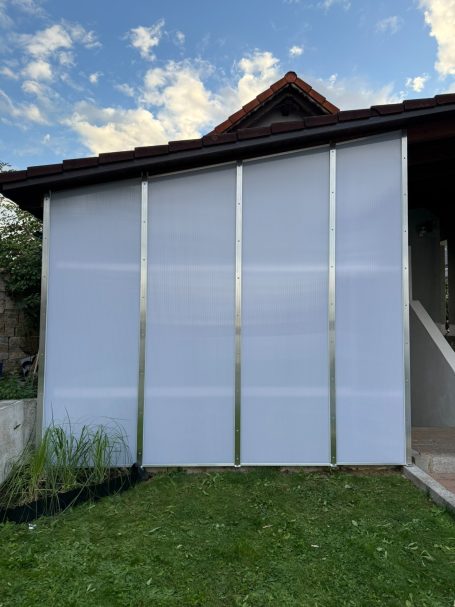 Fertig Fertig montierte Seitenverkleidung aus Doppelstegplatten an einer Laube in Ammerthal