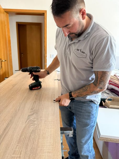 Danny beim Aufbau Aufbau eines Schranks durch Service Naber in Amberg