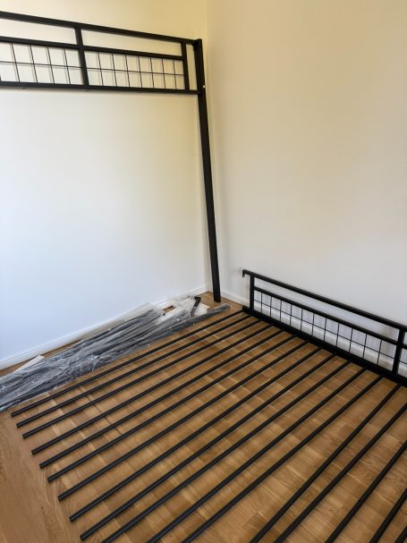 Lattenrost Metallhochbett beim Aufbau in Amberg