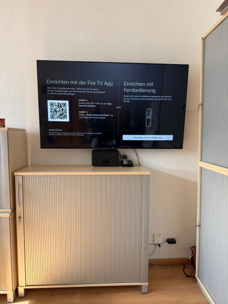 Fertig montierter Fernseher Fertig montierter 65 Zoll Fernseher mit Wandhalterung nach der präzisen TV-Montage durch Service Naber in Amberg.