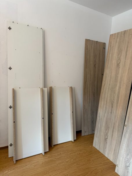 Einzelteile fertig aufgebaut Schrank beim Möbelaufbau in Amberg – Montage der einzelnen Bauteile