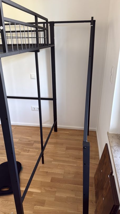 Anfang Aufbau der Treppenstufen Metallhochbett beim Aufbau in Amberg