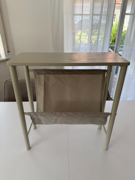 Fertig montierter Beistelltisch Fertig montierter Beistelltisch mit Zeitschriftenhalter nach dem Möbelaufbau durch Service Naber in Amberg.