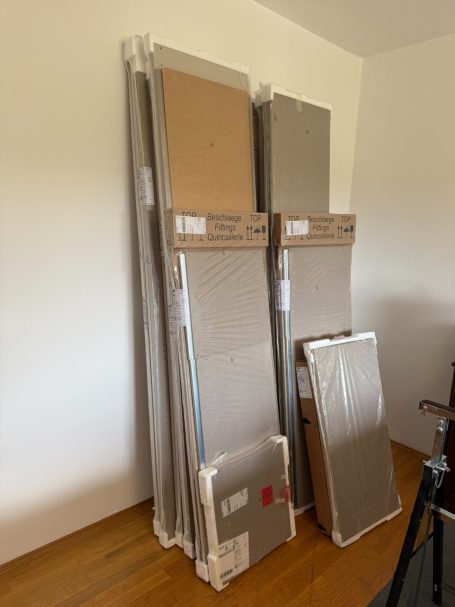 Verpackungen Verpackungen des neuen Kleiderschranks vor dem Aufbau in Hahnbach