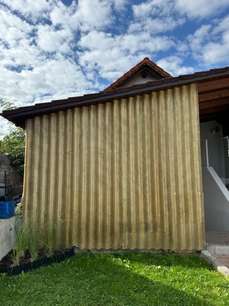 Vorher Laube in Ammerthal mit alter Seitenverkleidung aus Lichtwellplatten vor der Erneuerung