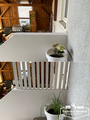 Innenraum mit Holzdecke, Treppe und Pflanzen in Töpfen auf einem Podest.