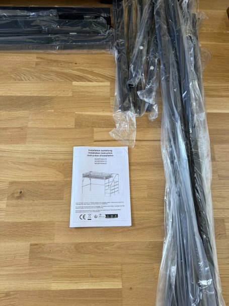 Start Metallhochbett beim Aufbau in Amberg