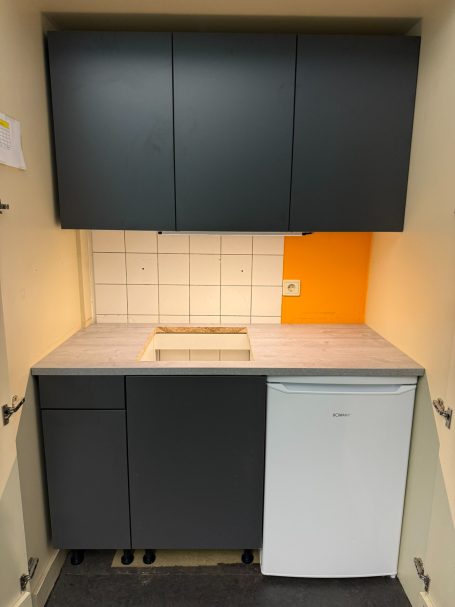 Unterschränke montiert Aufbau und Montage des Unterschranks der Mini-Küche in Amberg