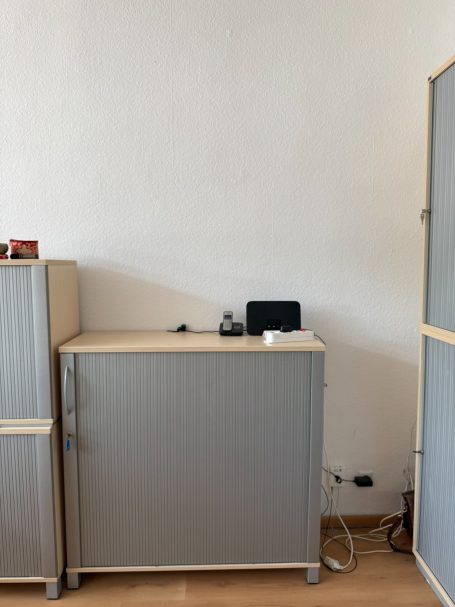 Ausgangssituation vor der TV-Montage Wohnzimmerwand vor der Montage eines Fernsehers mit Wandhalterung durch Service Naber in Amberg.