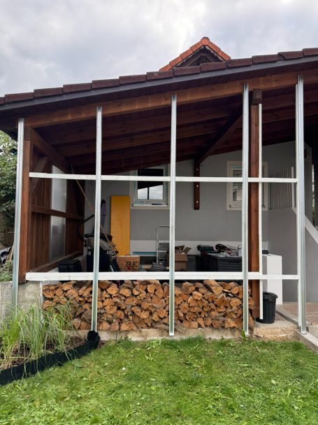 Profile montiert Montierte Profile für die neue Seitenverkleidung einer Laube in Ammerthal