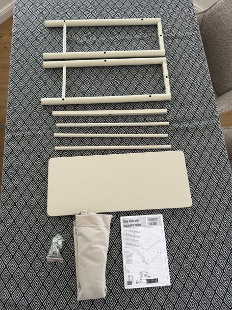 Einzelteile Einzelteile eines Beistelltisches mit Zeitschriftenhalter vor der fachgerechten Möbelmontage durch Service Naber.