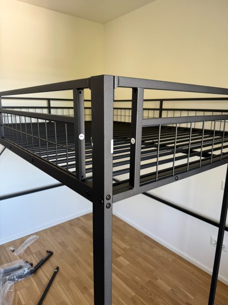 Teilfertig Metallhochbett beim Aufbau in Amberg
